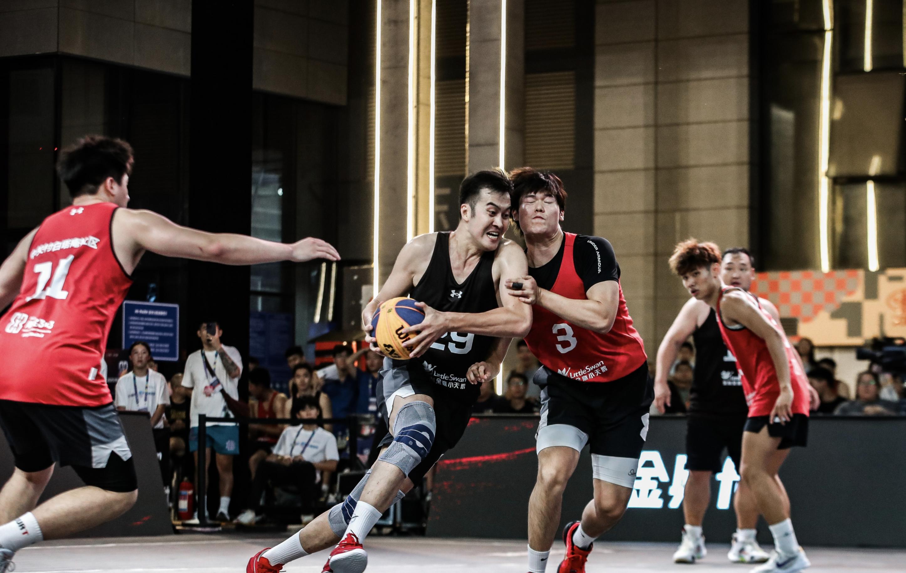 顶尖球员争夺篮球联赛荣誉，激烈竞争展开的简单介绍