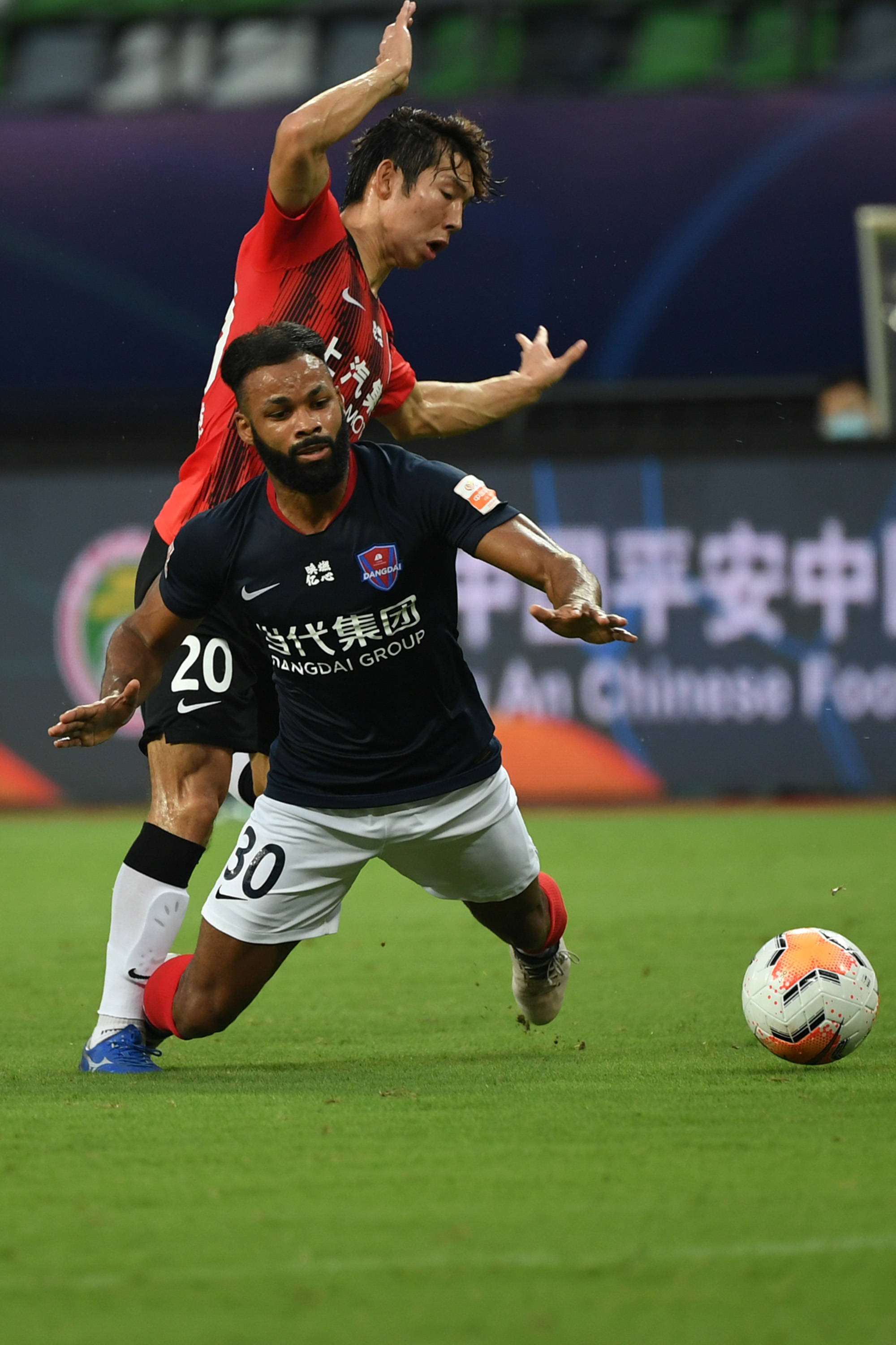 包含重庆主场噩耗传来，遭上港连扳两球扭转局势的词条