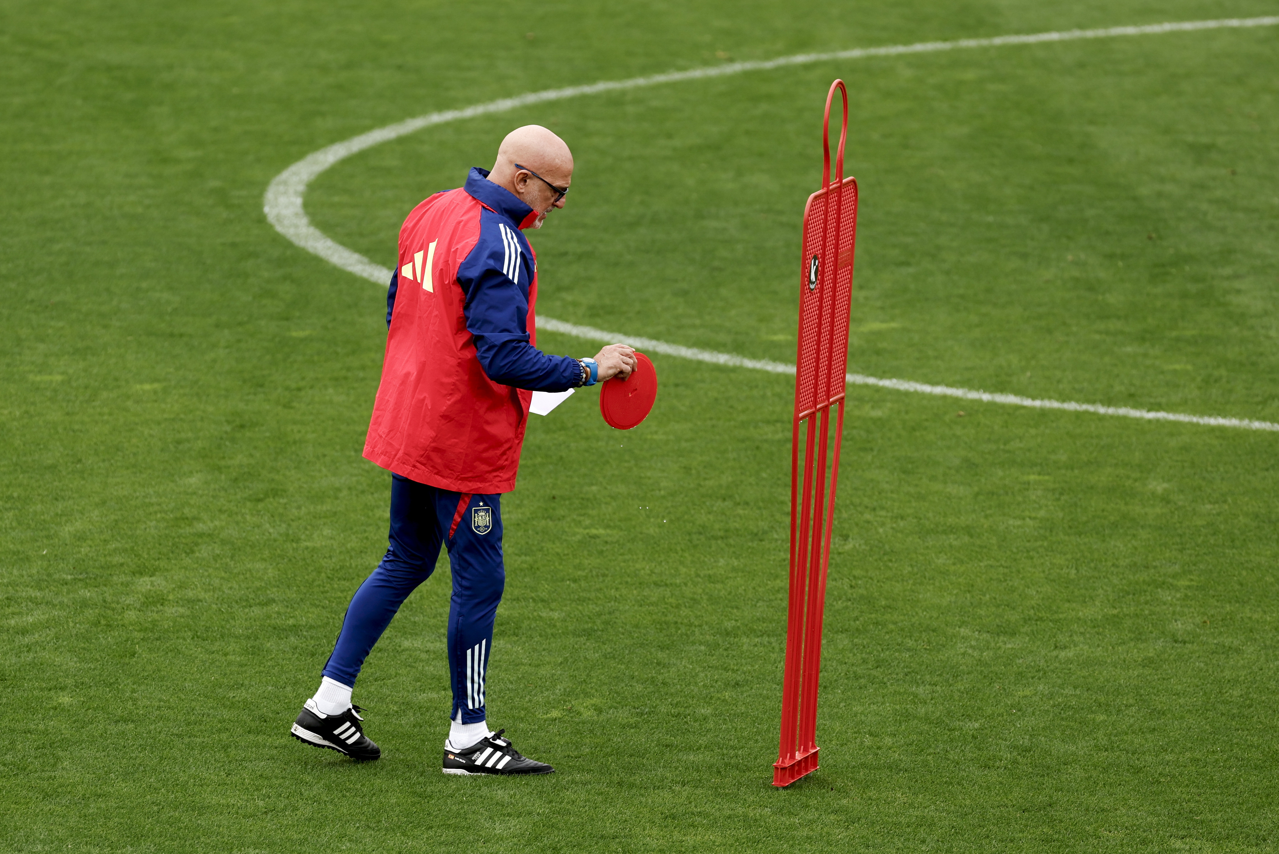 西班牙队正在调整战术，备战瑞士一战(西班牙队正在调整战术,备战瑞士一战了吗)