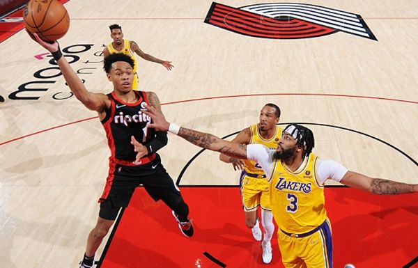 雄鹿主场力克开拓者，稳定提升排名